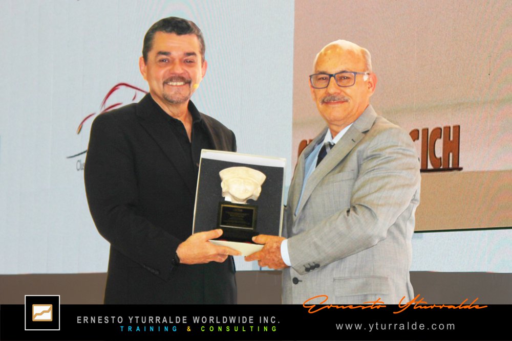 Ernesto Yturralde recibe reconocimiento durante el CICH Congreso Internacional de Capitall Humano 2019 en León, Guanajato, México