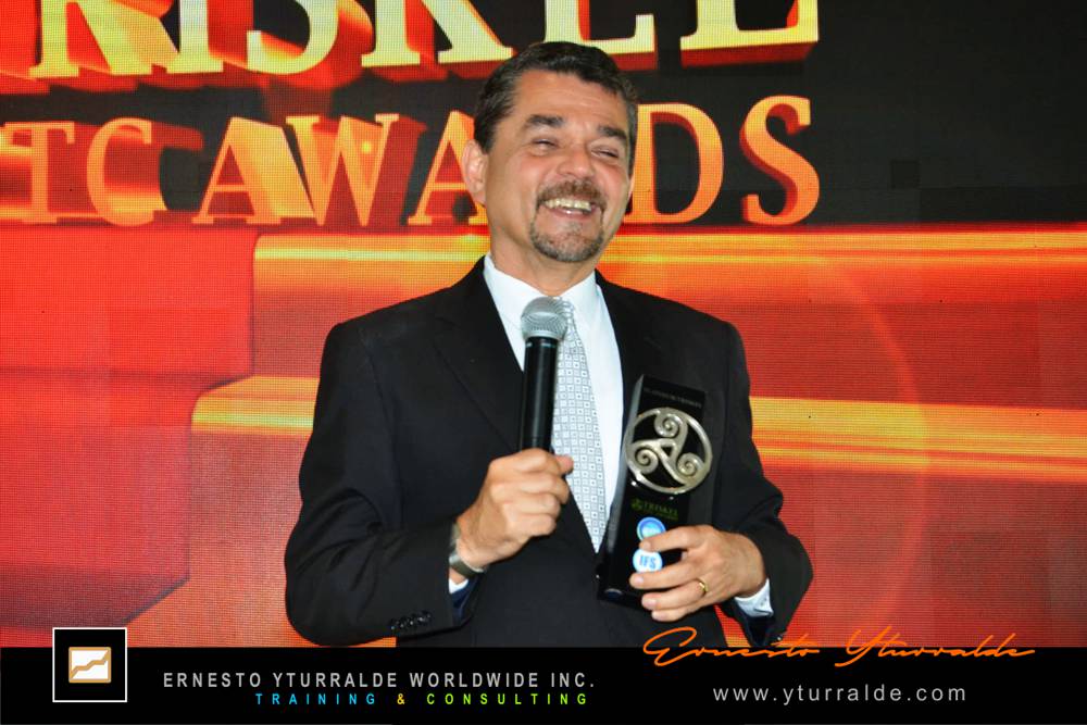 Ernesto Yturralde recibe el Premio Triskel de Platino de la IFS Sociedad Internacional de Facilitadores